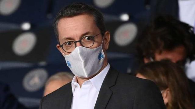 爱游戏正版-马赛球迷攻占球队基地​ 靠打砸就能逼退无能主席？